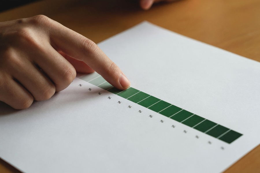 Timeline graphic comparing cliff vesting versus graded vesting schedules over six years