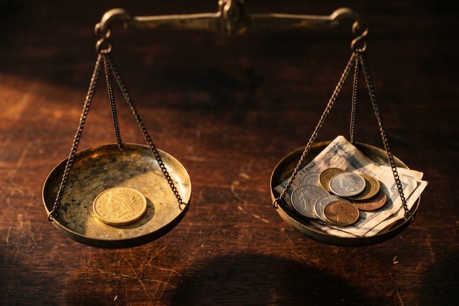 Side-by-side infographic comparing pension plan vs 401k plan structure and benefits