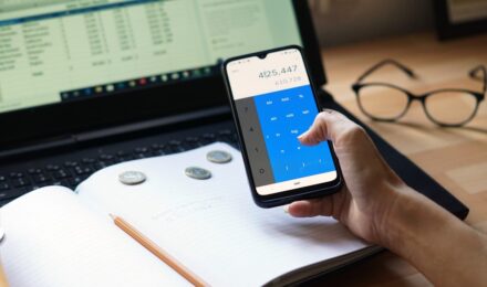 Comparison of budgeting apps showing variable interest rate tracking and loan payment projections