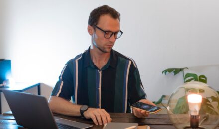 Comparison of top expense tracking apps for gig workers showing mileage logging and tax estimate features